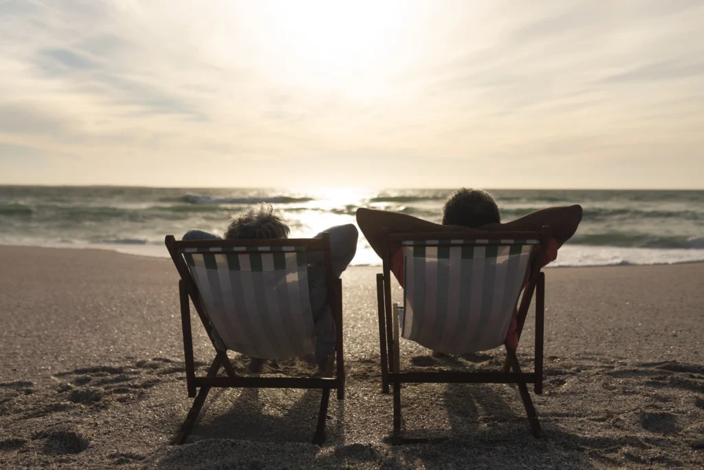Zwei Rentner genießen Sonne am Strand